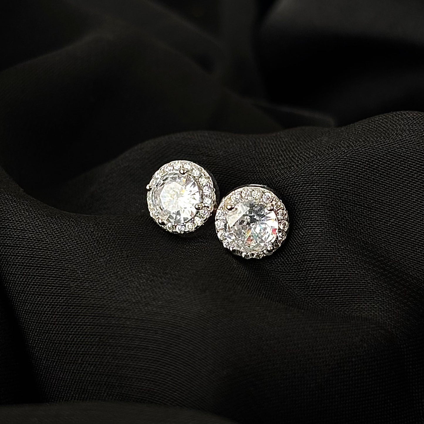 Solitaire Glamour Glow Round Studs