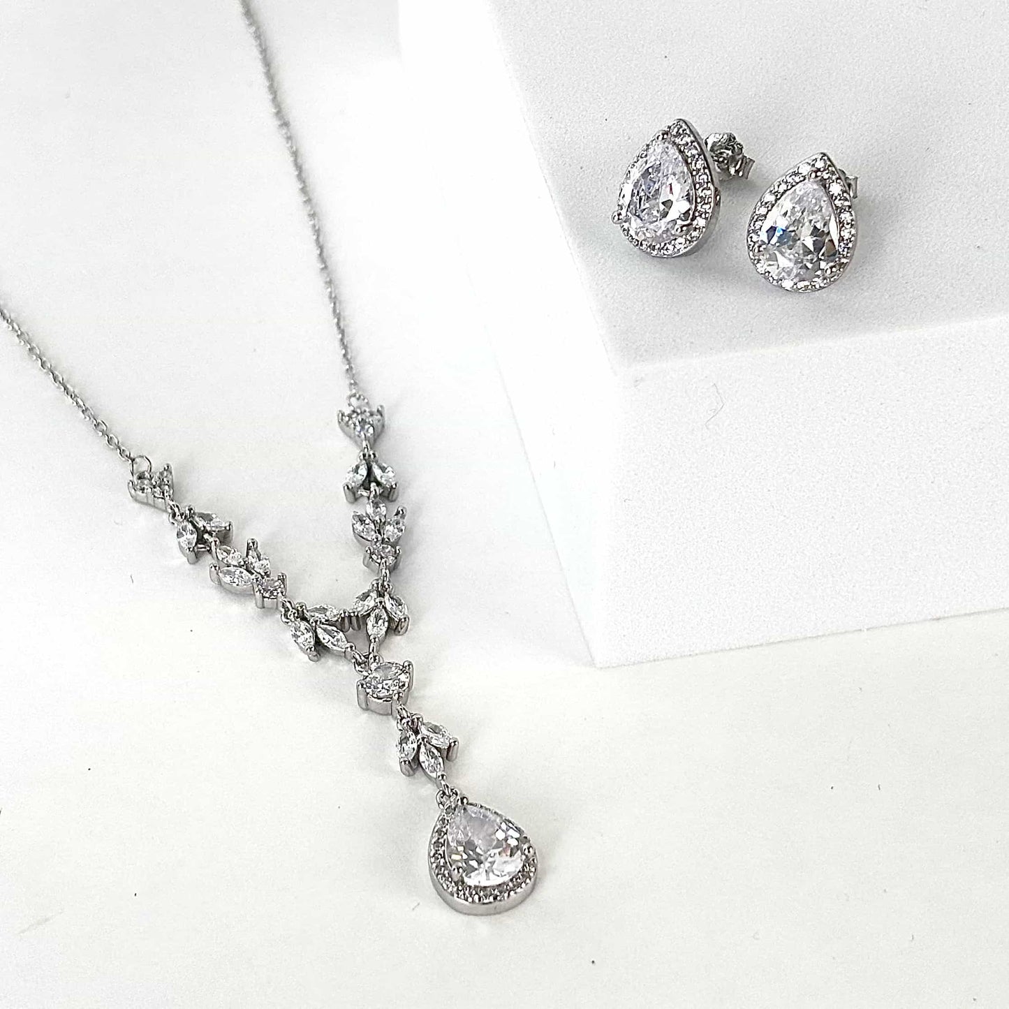 radiant diamond gemstone set