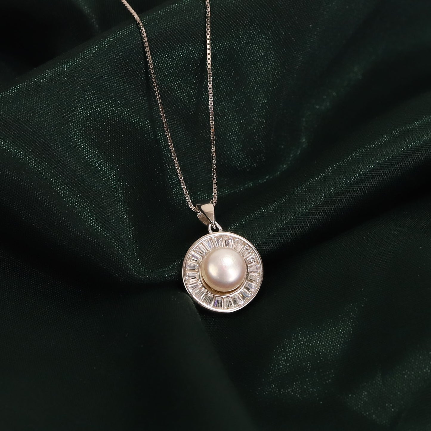 royal pearl glow necklace