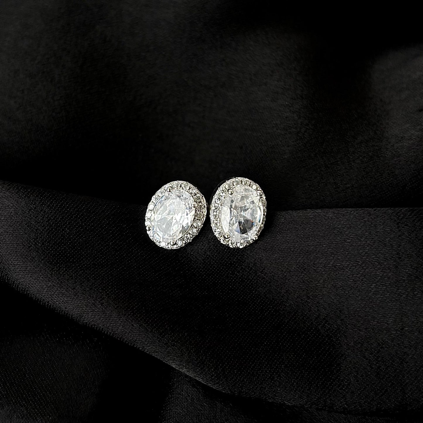 Solitaire Glamour Glow Oval Studs