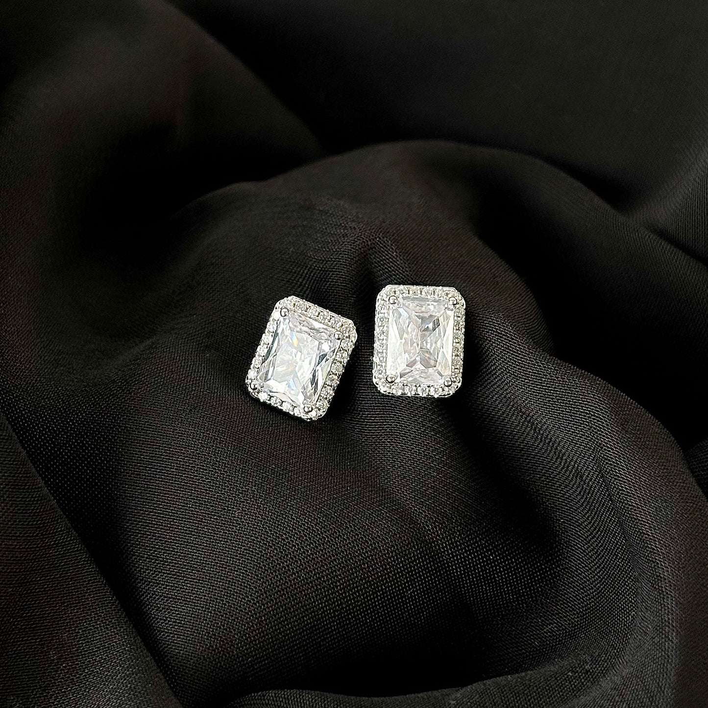 Solitaire Glamour Glow Studs