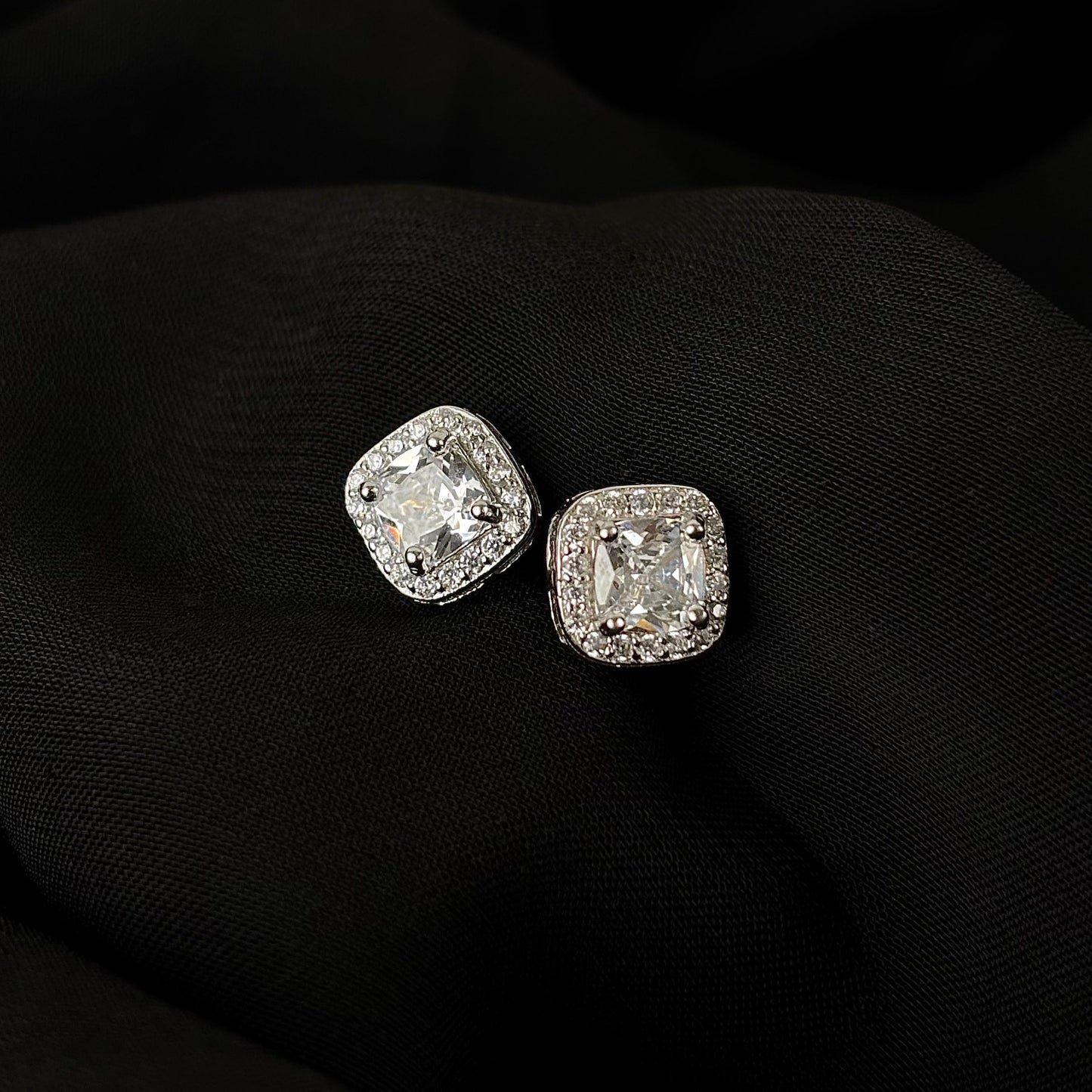 Solitaire Glamour Glow Square Studs